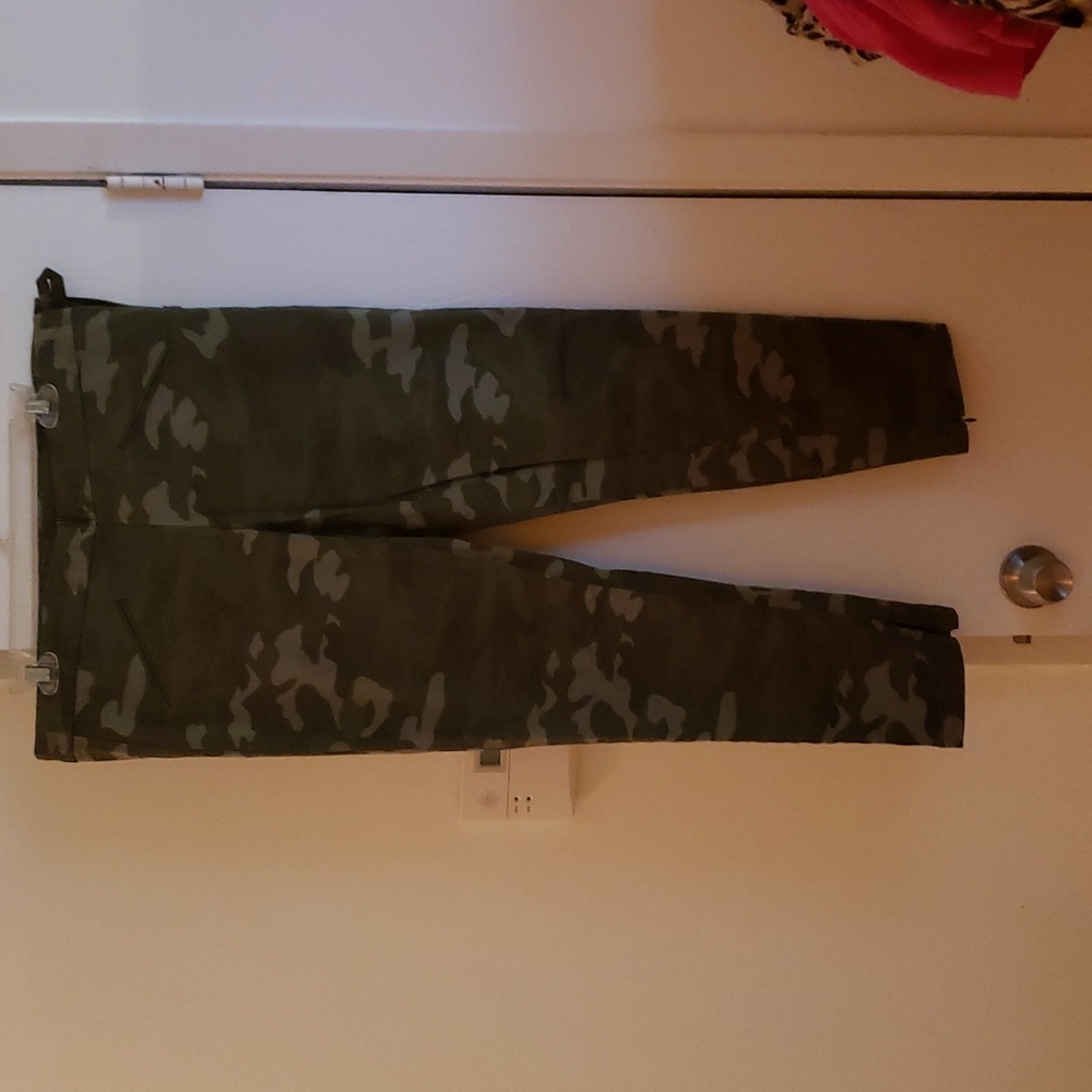 GAP Camouflage Ankle Pants
